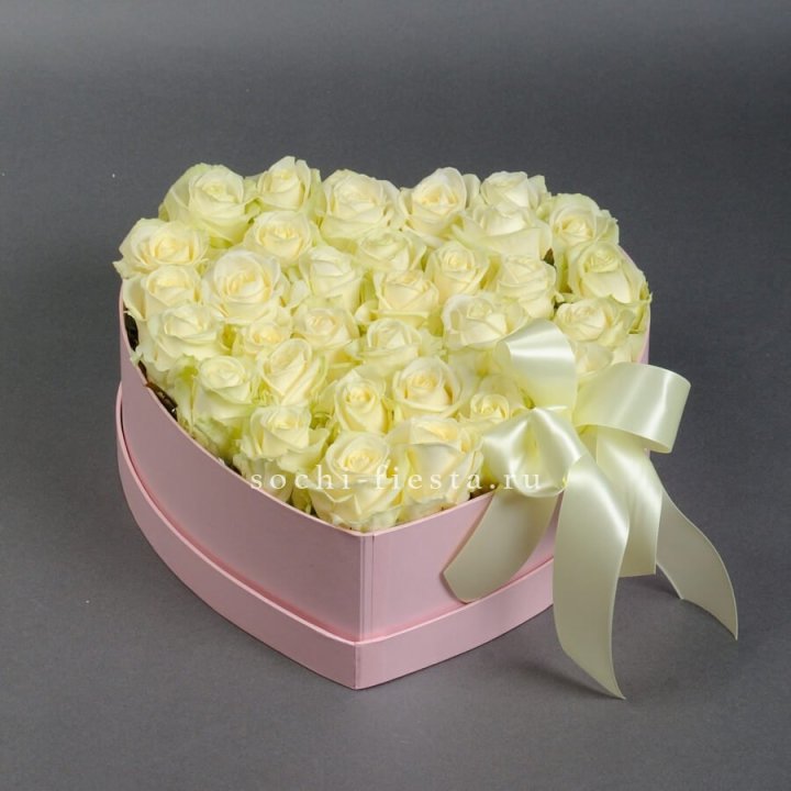 35 белых роз в коробке "Сердце" в Подольске