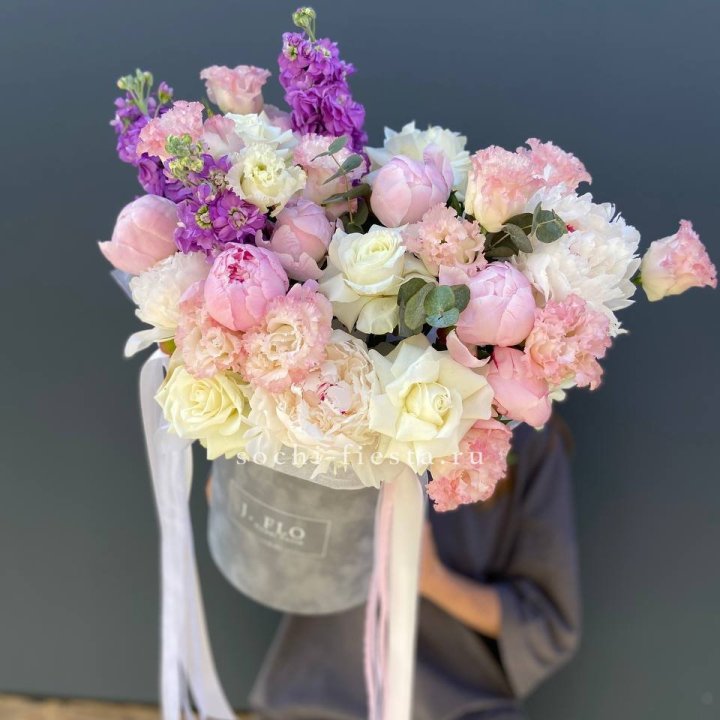 Дизайнерский цилиндр с пионами "Ривьера" в Подольске