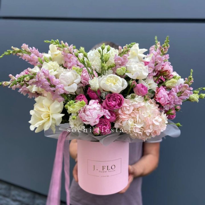 Дизайнерский цилиндр с пионами "Саманта" в Подольске