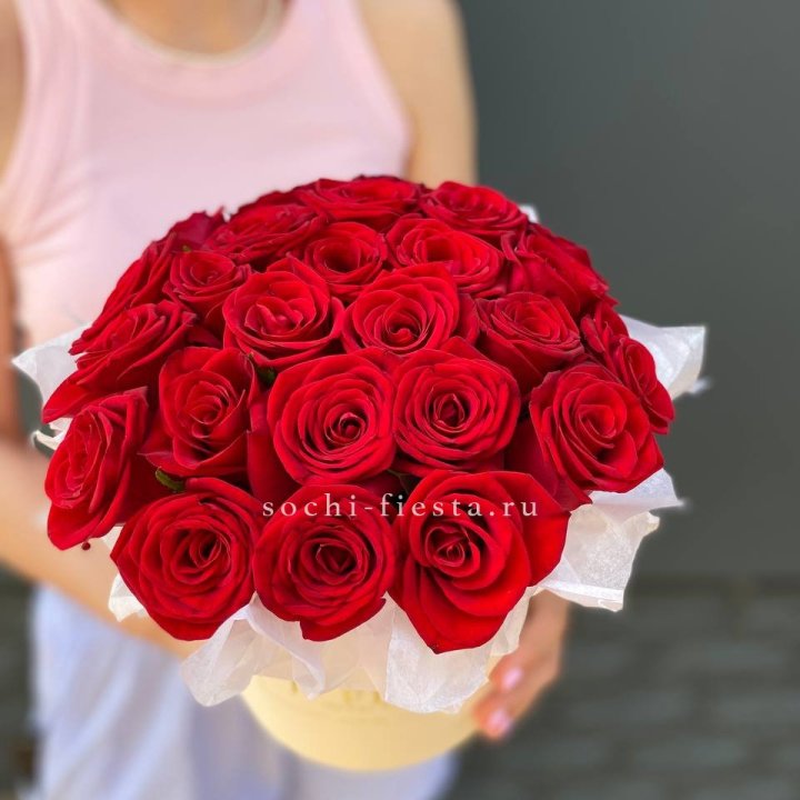 Красные розы в цилиндре в Подольске