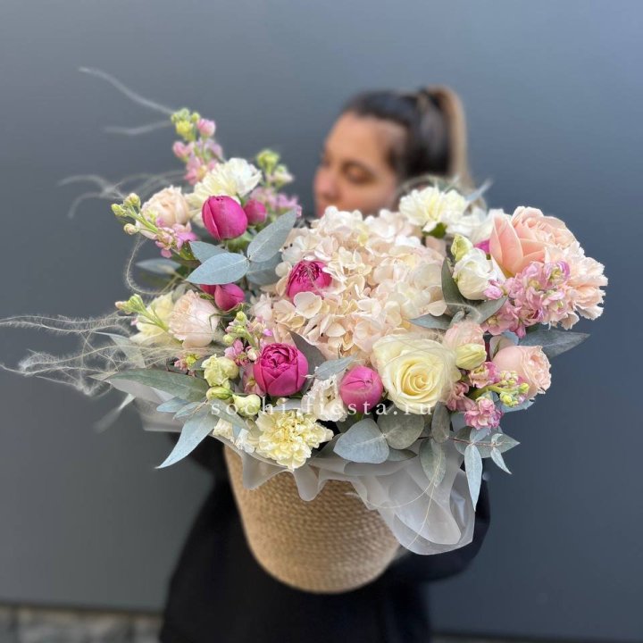 Цветочная композиция в джутовом боксе  в Подольске