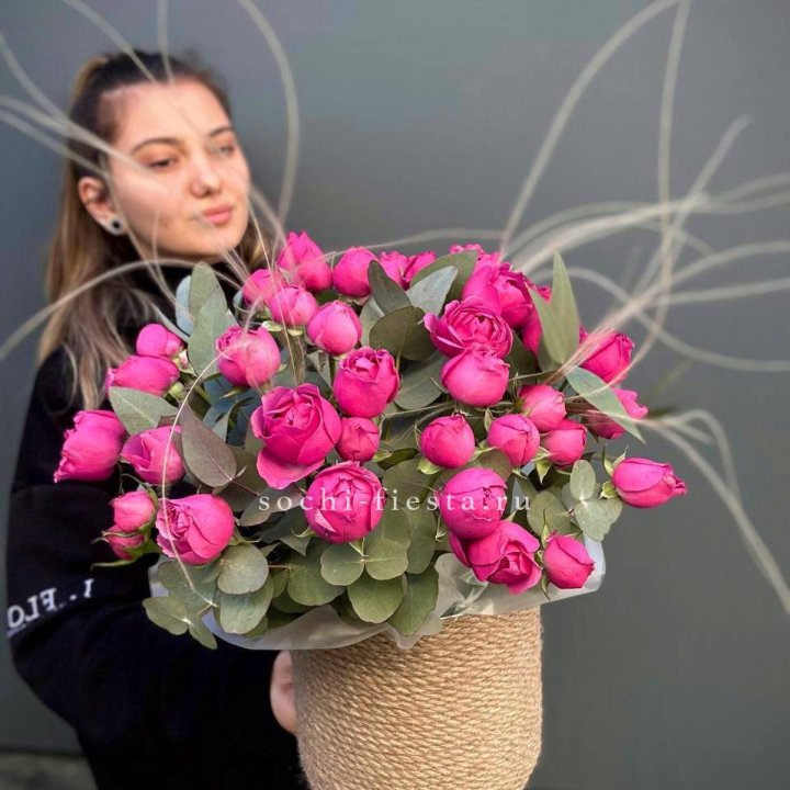 Пионовидные розы Мисти Бабблс в джутовом кашпо в Подольске