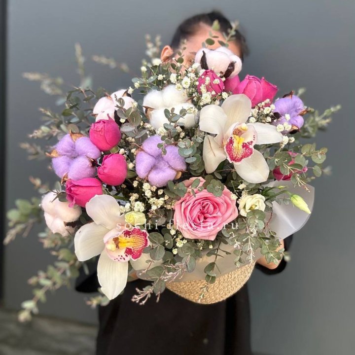 Орхидея и розы в джутовом кашпо в Подольске