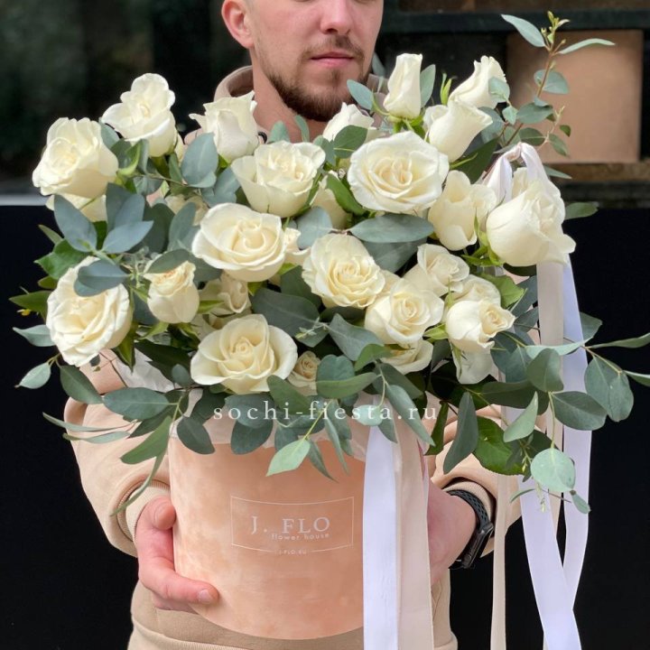 41 белая роз в бархатном боксе в Подольске