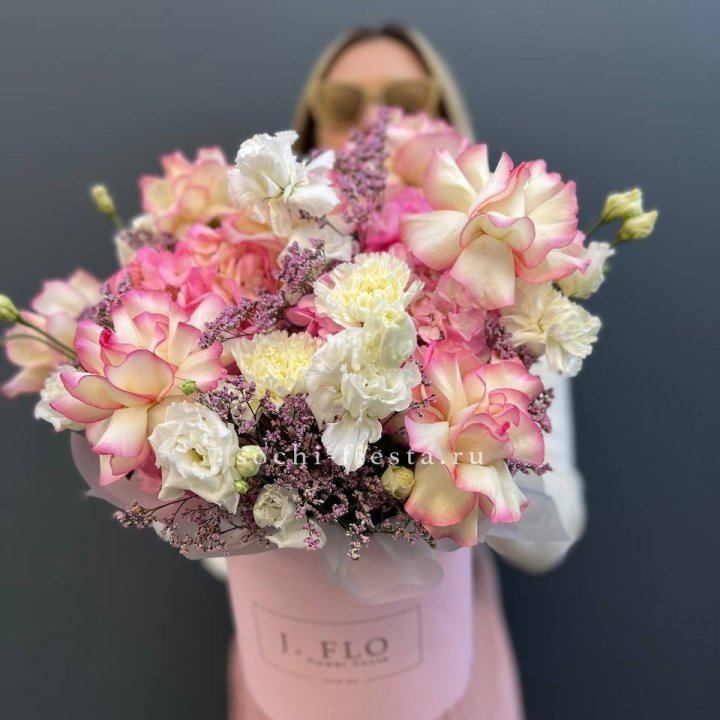 Цветочная композиция "Глория" в боксе в Подольске