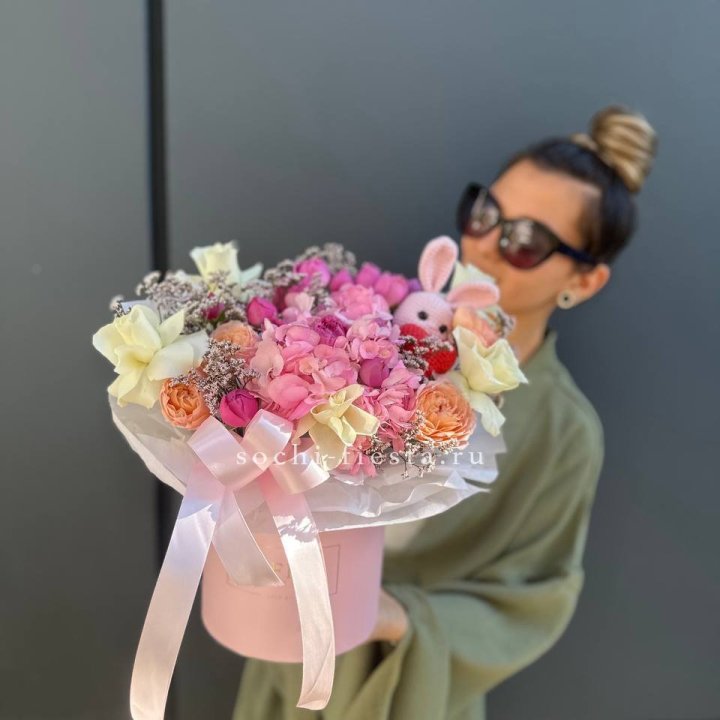 Дизайнерский цилиндр с игрушкой "Лола" в Подольске