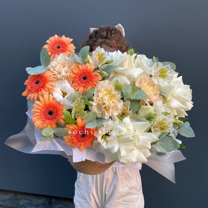 Розы и герберы в джутовом кашпо "Георгино" в Подольске