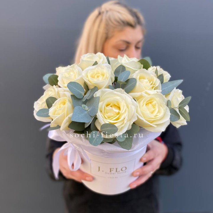 15 белых роз в боксе в Подольске