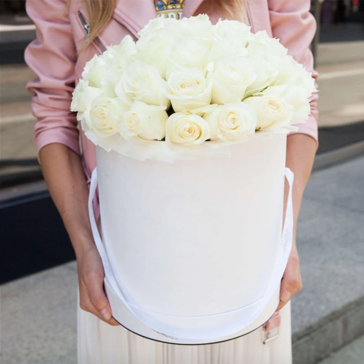 35 белых роз в цилиндре в Подольске