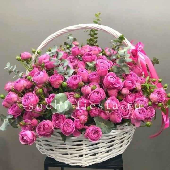 65 пионовидных кустовых роз в корзине в Подольске