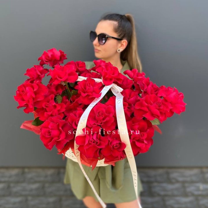 Красные французские розы в корзине в Подольске