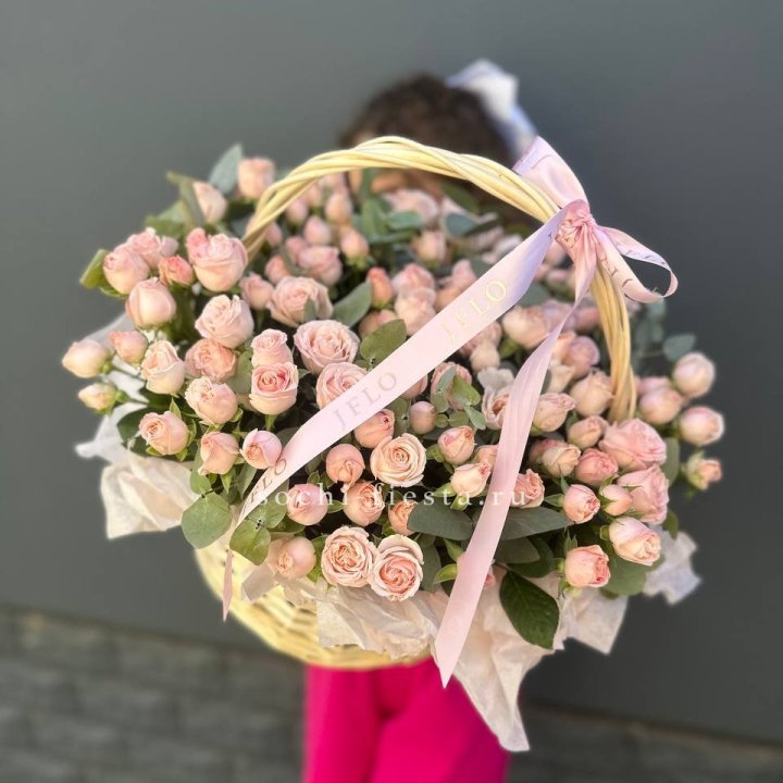 Корзина кустовых пионовидных роз в Подольске