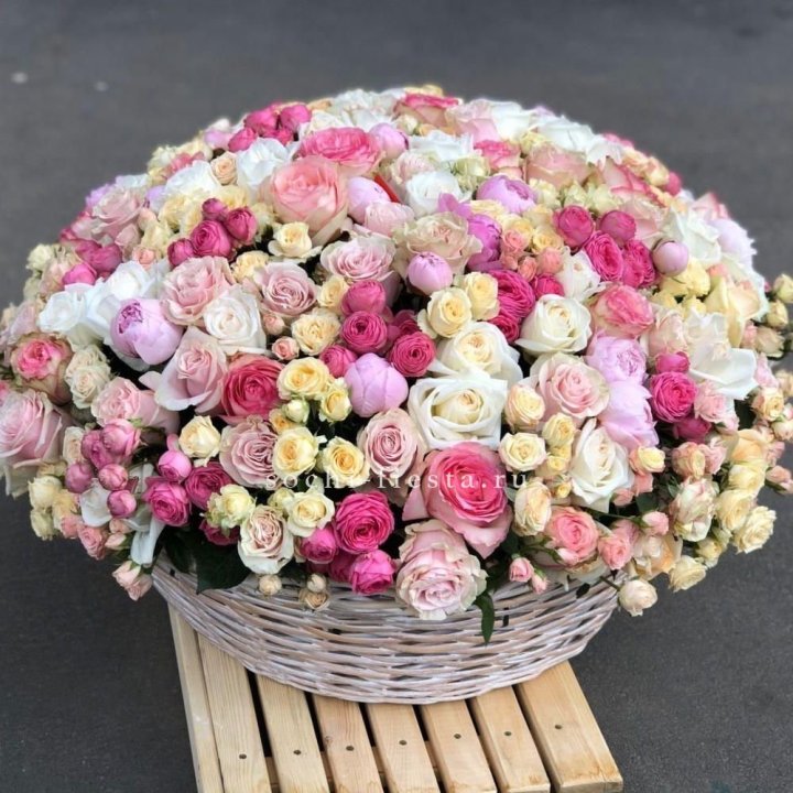 Цветочная корзина из пионов и пионовидных роз "Юниверсити" в Подольске