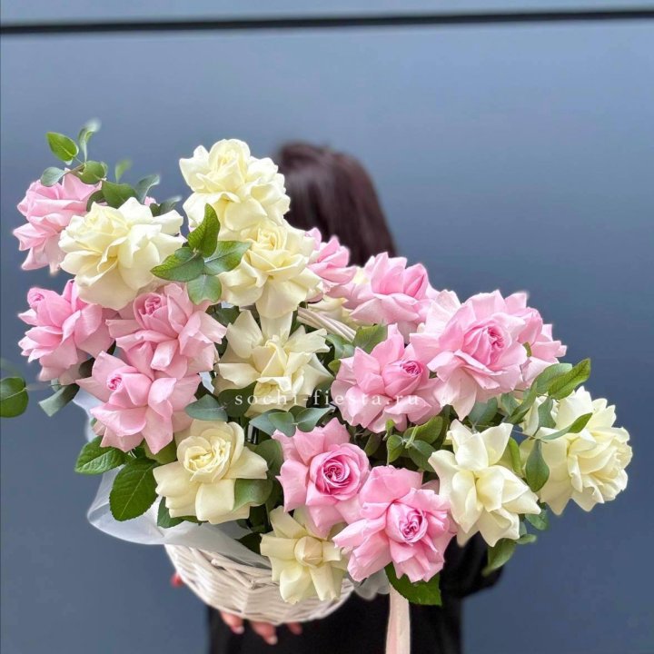 25 Французских роз в корзине в Подольске