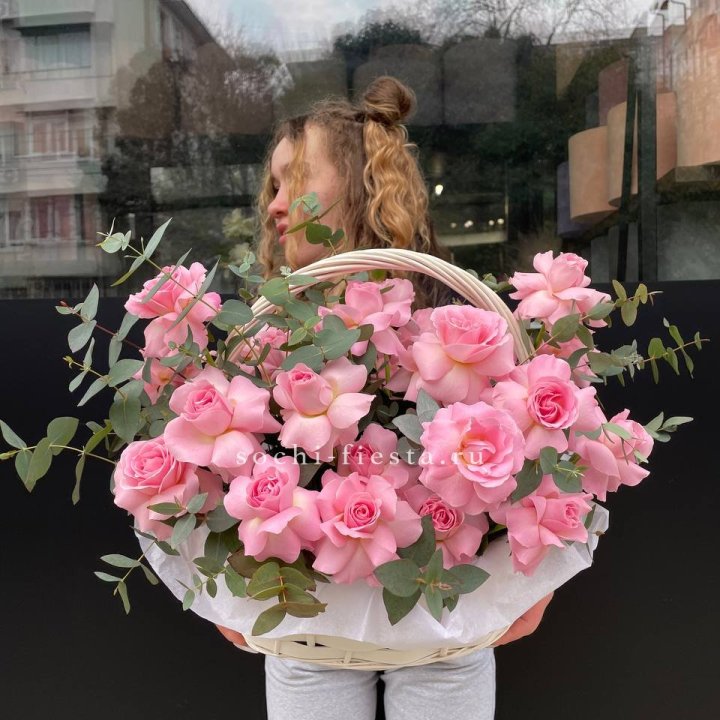 25 роз в цветочной корзине  в Подольске