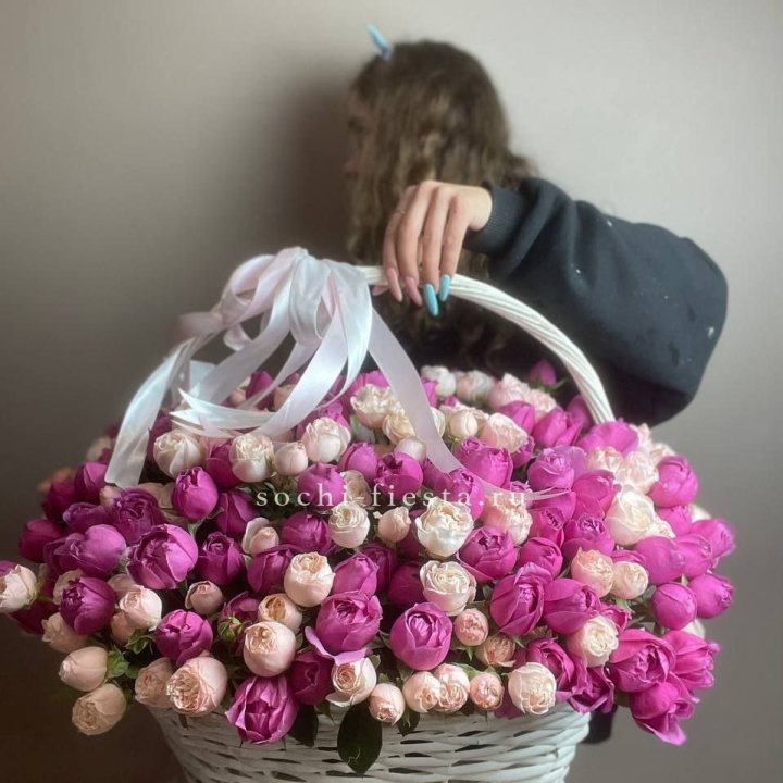 Премиум корзина пионовидных кустовых роз в Подольске