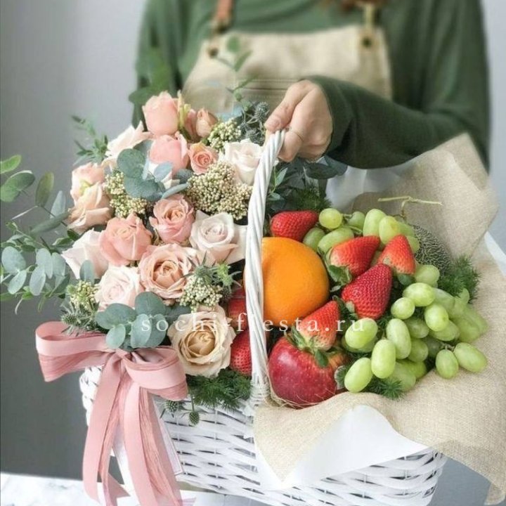 Фруктовая корзина c цветами в Подольске