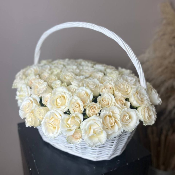 101 белая роза в корзине в Подольске