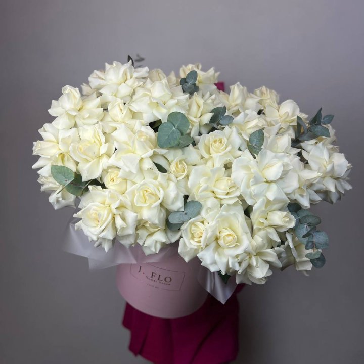 37 белых роз в боксе в Подольске