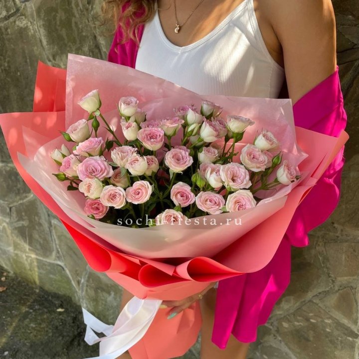 Розовые кустовые розы в Подольске