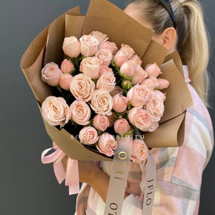 Кустовые розы Бомбастик в крафте в Подольске