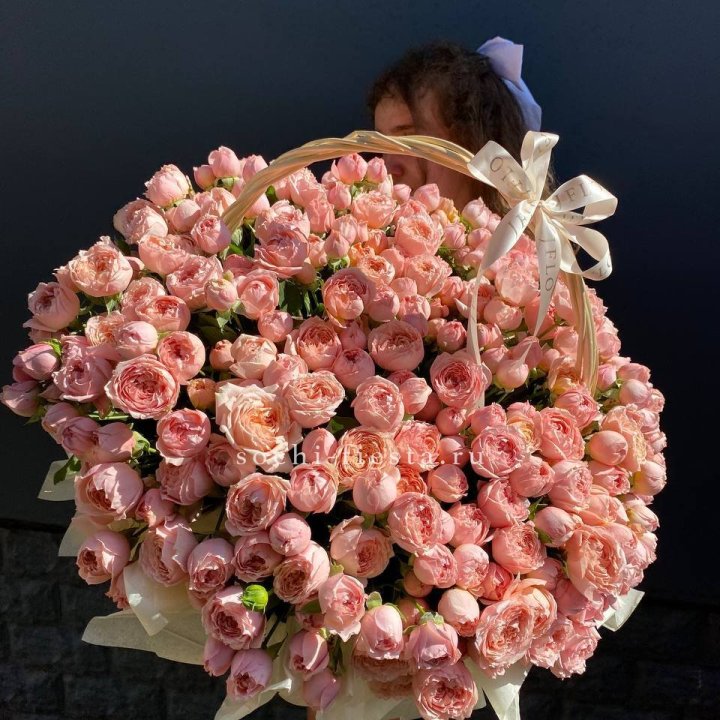 Корзина из пионовидных роз в Подольске
