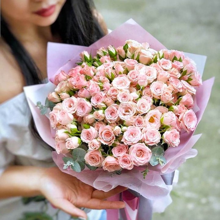 Кустовые розы с эвкалиптом в Подольске