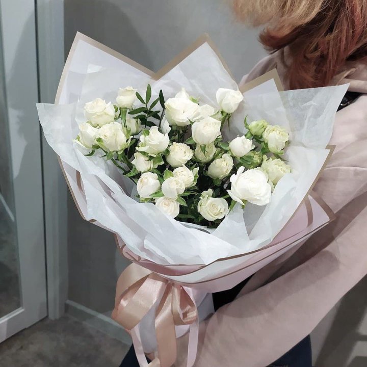 Белоснежные кустовые розы в Подольске