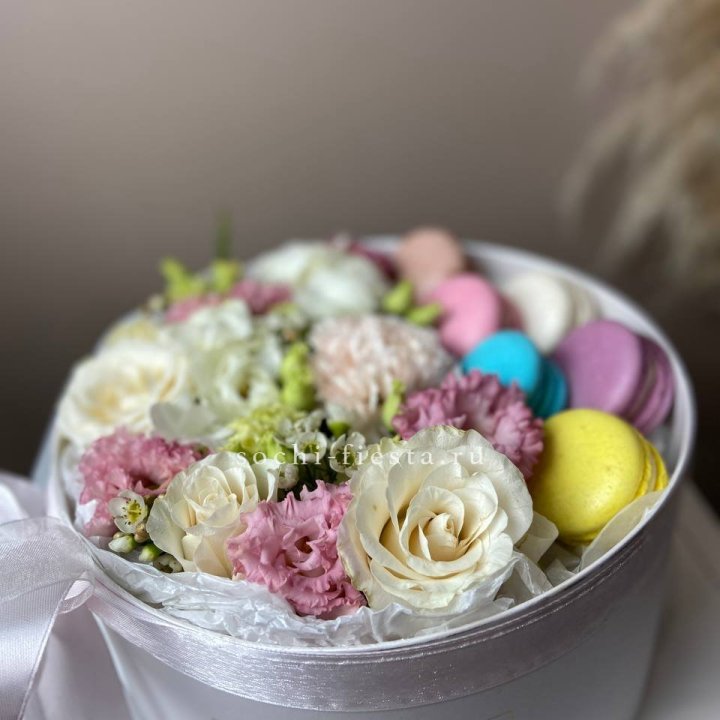 Цветы в цилиндре с макаронс "Прованс" в Подольске