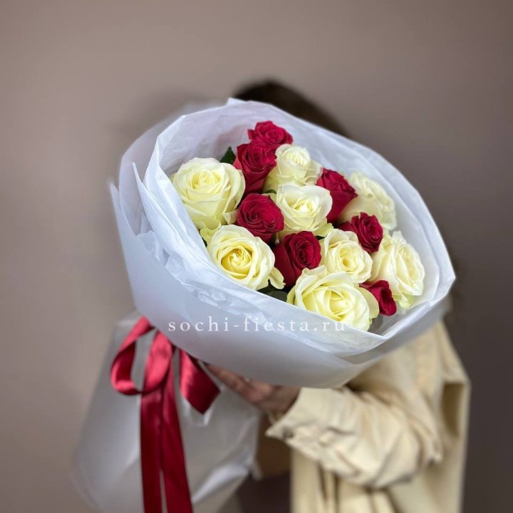 Букет из красных белых 15 роз в Подольске