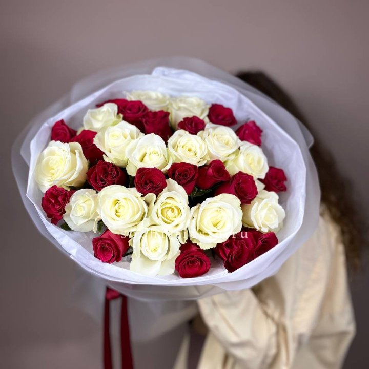 Букет из красных белых 35 роз в Подольске