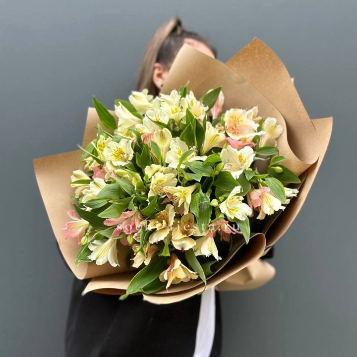 Букет альстромерий в крафте в Подольске