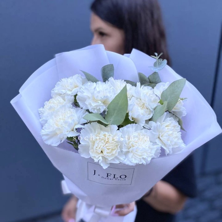 Букет белых диантусов с эвкалиптом в Подольске