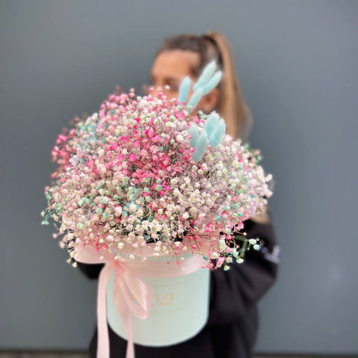 9 Радужных гипсофилы в шляпной коробке в Подольске