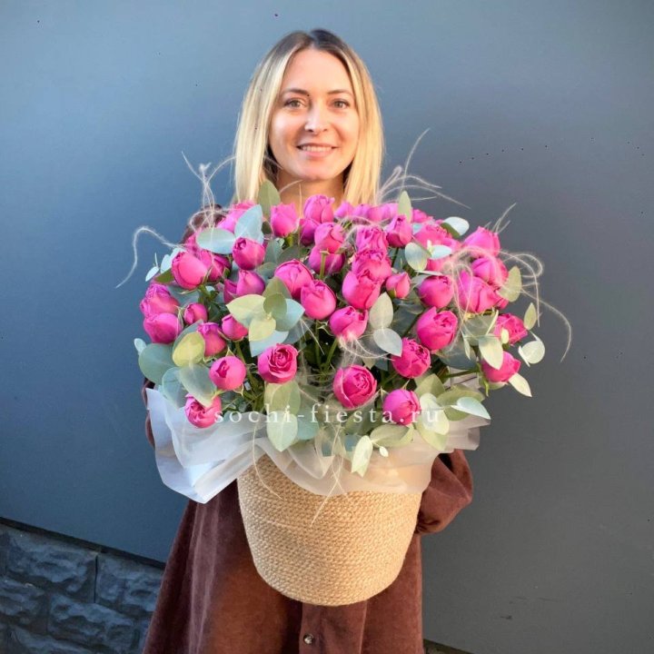 Пионовидные розы  в джутовом кашпо  в Подольске