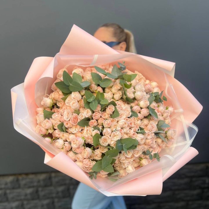 101 кустовая роза с эвкалиптом в Подольске