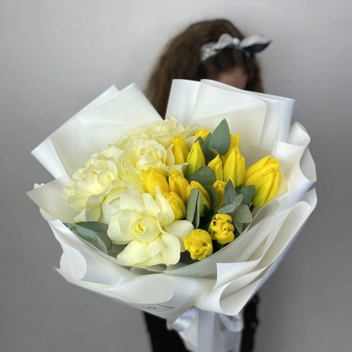 Дуо жёлтые тюльпаны и розы в Подольске
