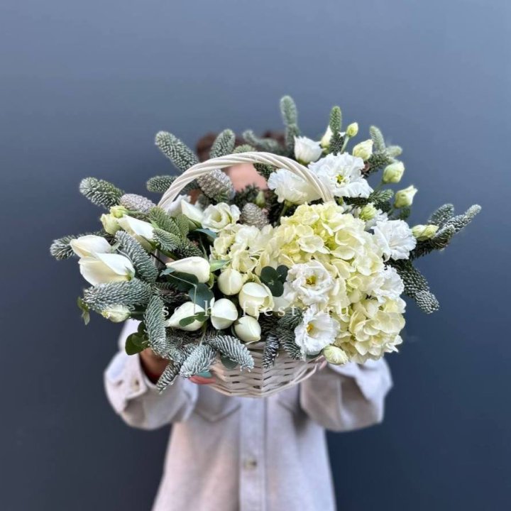 Новогодняя корзина с цветами в Подольске