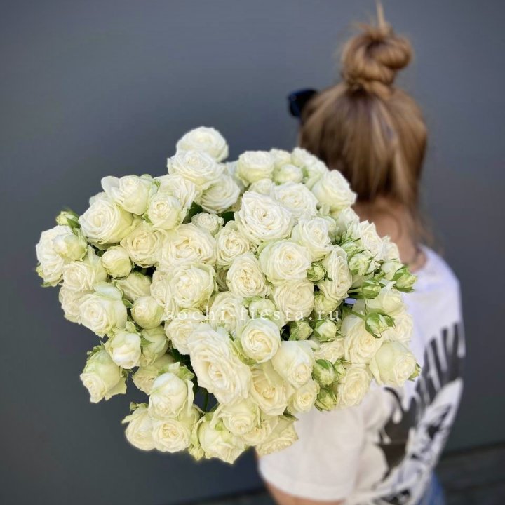 Охапка кустовых роз бомбастик  в Подольске