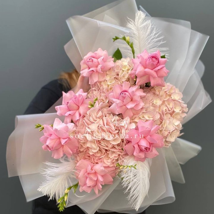  Букет  из гортензий и розовых роз в Подольске