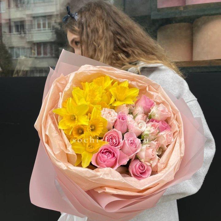 Букет роз и нарциссов в Подольске