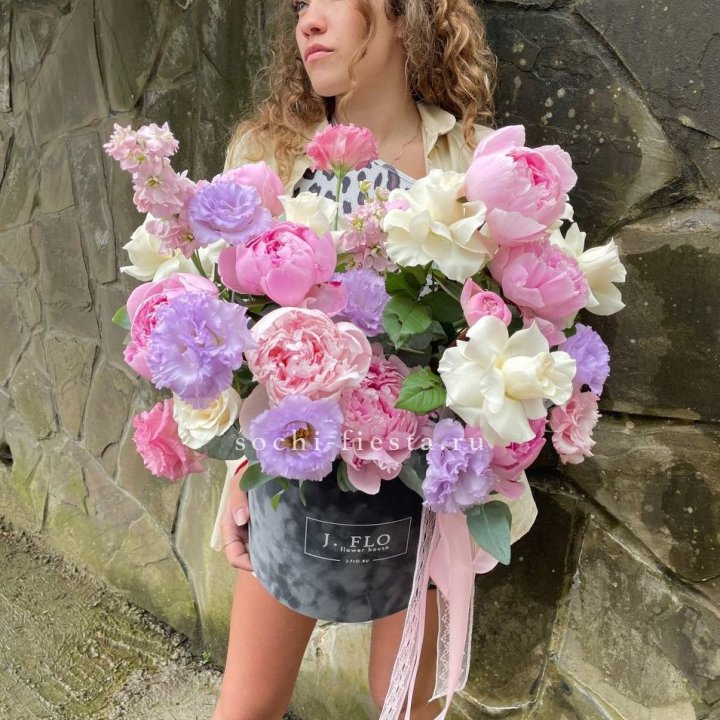 Дизайнерский цилиндр с пионами в Подольске