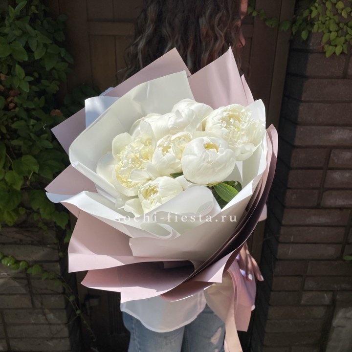 9 белоснежных пионов в Подольске
