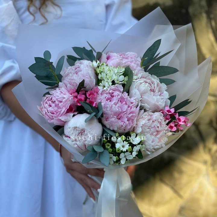 7 зефирных пионов с эвкалиптом в Подольске