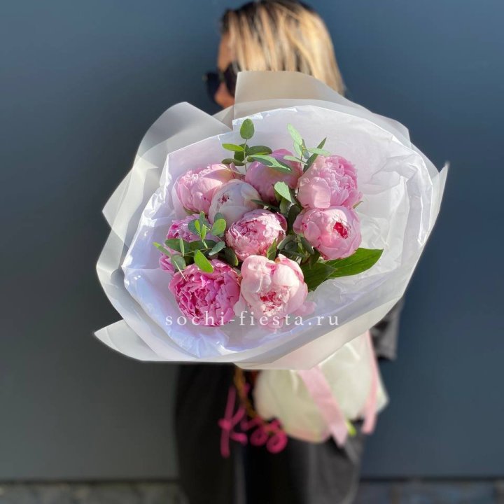 9 пионов с эвкалиптом в Подольске