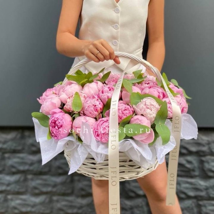 29 пионов в корзине в Подольске