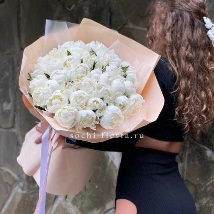 35 белых пион в Подольске
