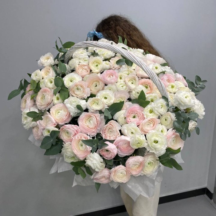 Ранункулюсы в корзине в Подольске
