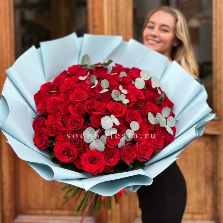 101 красная роза с эвкалиптом в Подольске