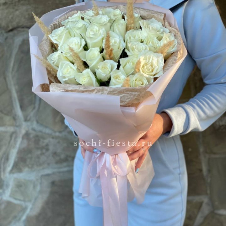 25 белых роз с сухоцветами в Подольске